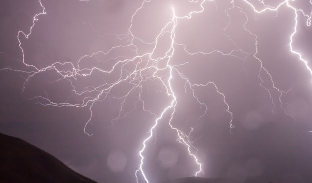 電子レンジ内に火花が散るイメージ画像