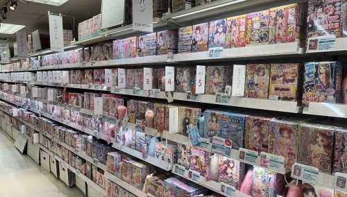 信長書店のメーカー別に分けられたオナホ売り場