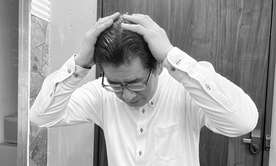 悩んでいる男の画像