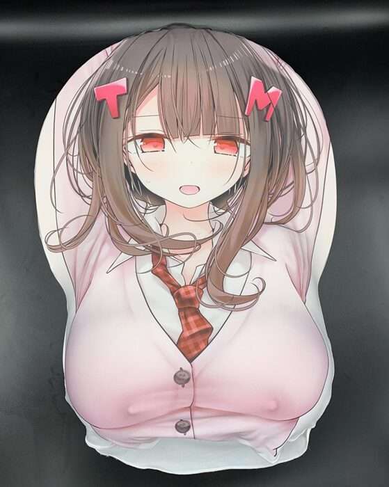アニメ風キャラクターが描かれた抱き枕カバーの画像。ピンクのシャツと赤いネクタイ姿の女の子が両手を上げたポーズで描かれ、立体的なバスト部分が強調された仕様になっている。
