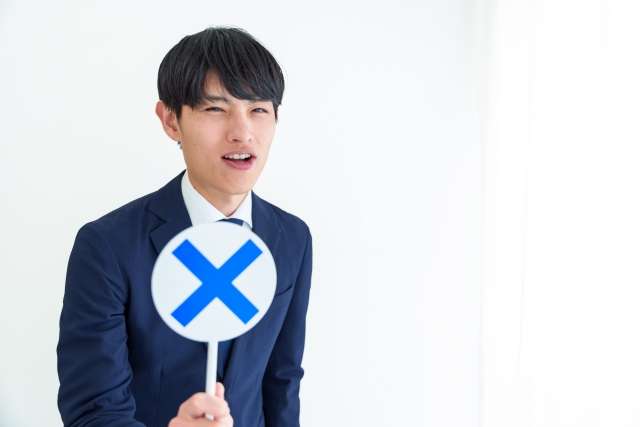 バツを出す男性