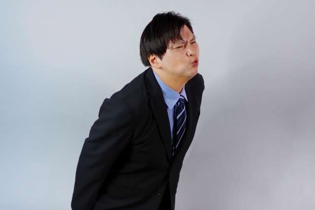 苦しそうにしている男性